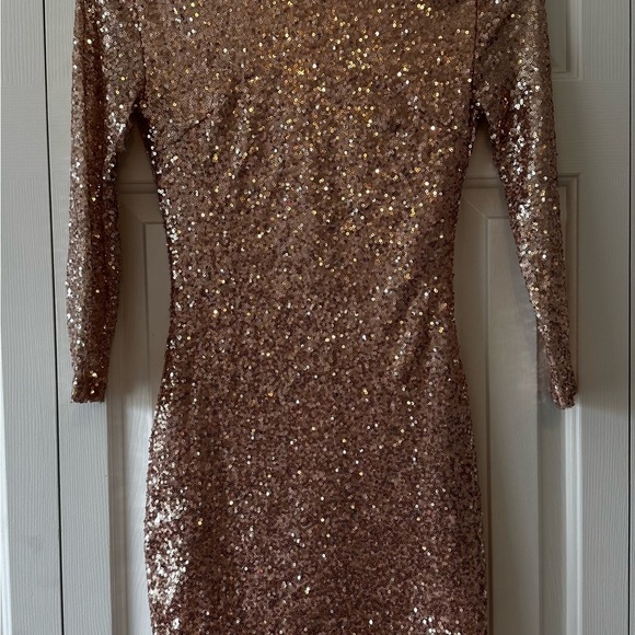 Rose Gold Sequin Dress, NWOT, XS, has a scoop back neckline - Picture 1 of 1